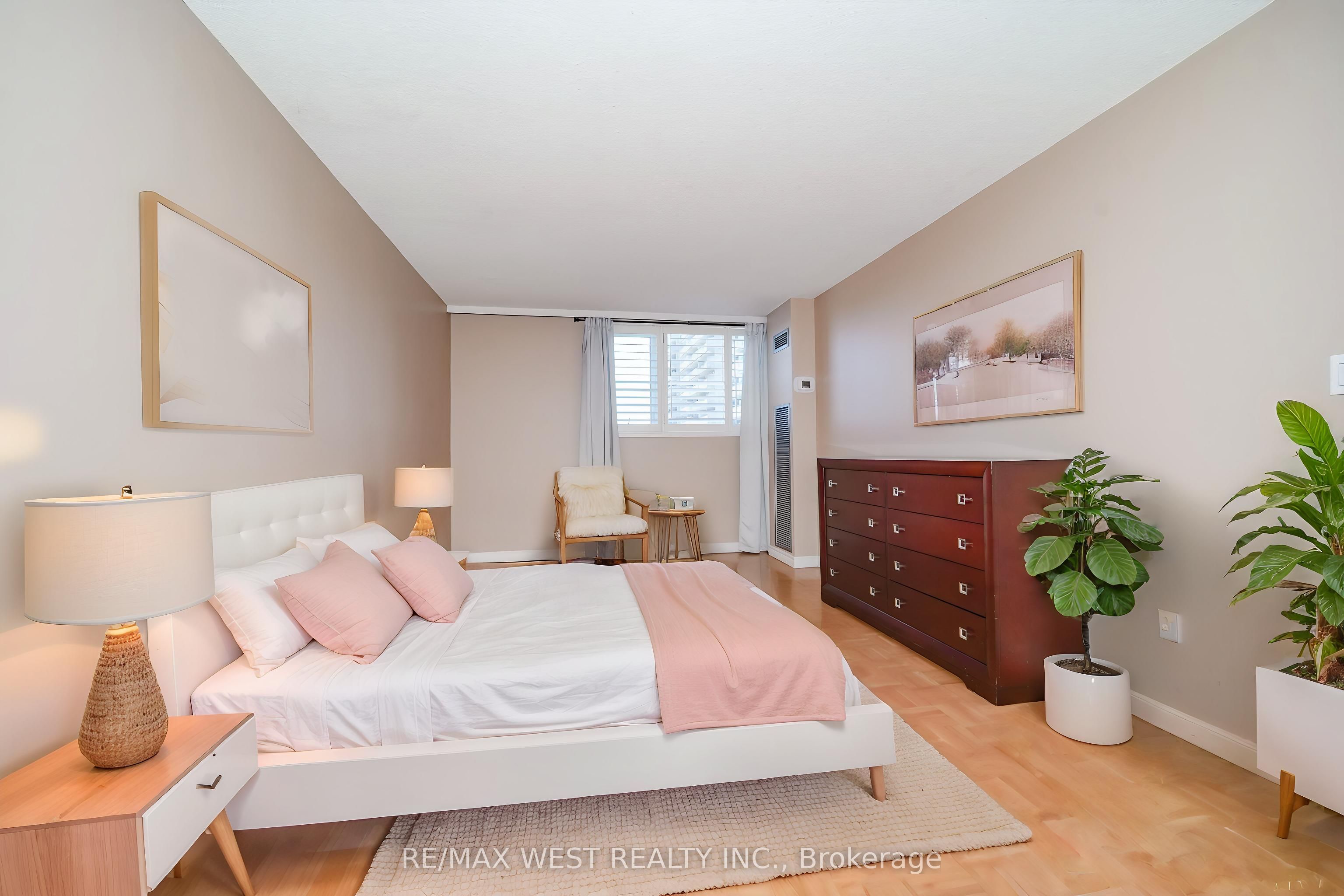 260 Scarlett Road 1209, Toronto, ON M6N 4X6