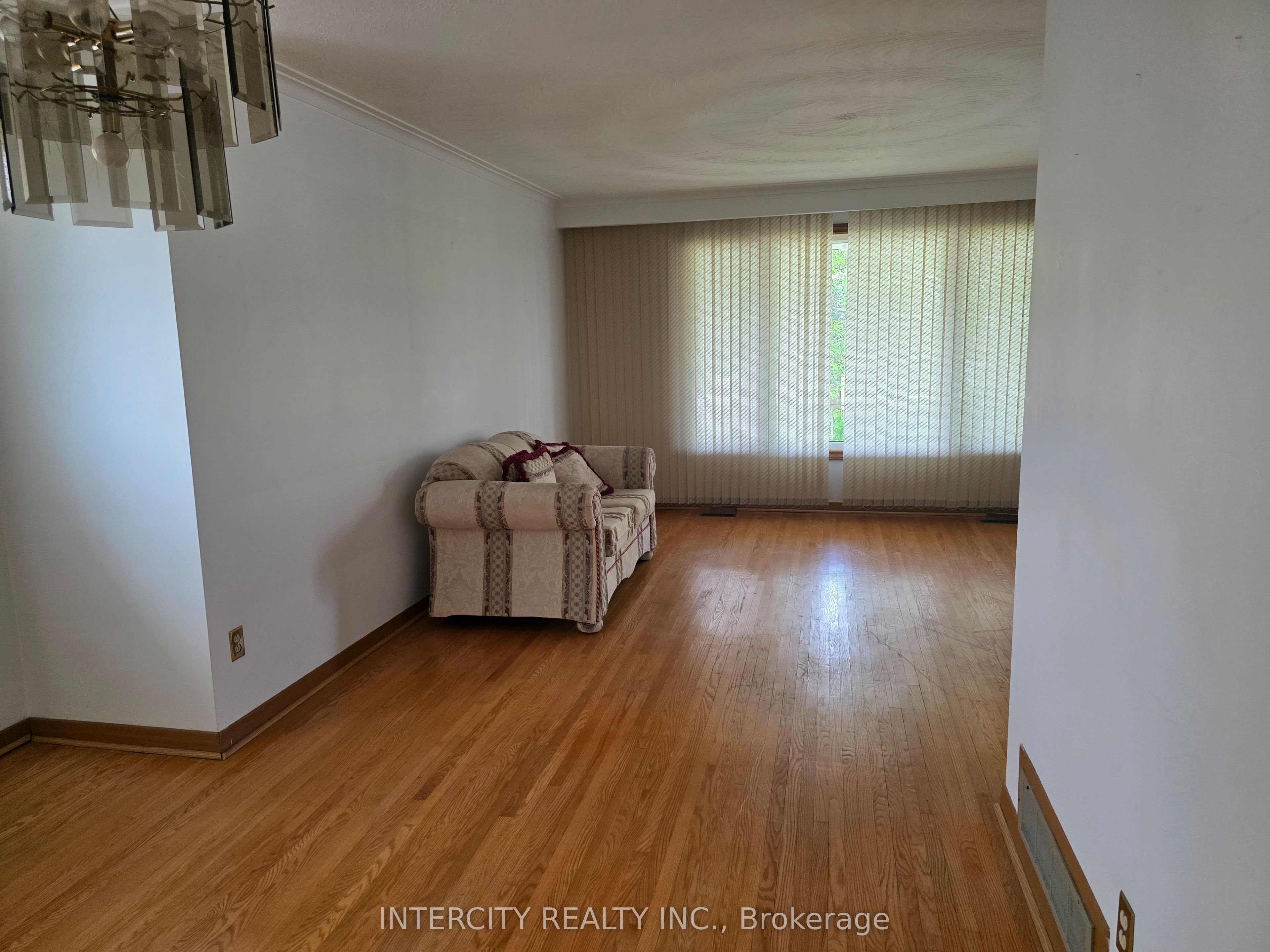 7030 Darcel Avenue, Mississauga, ON L4T 2W8