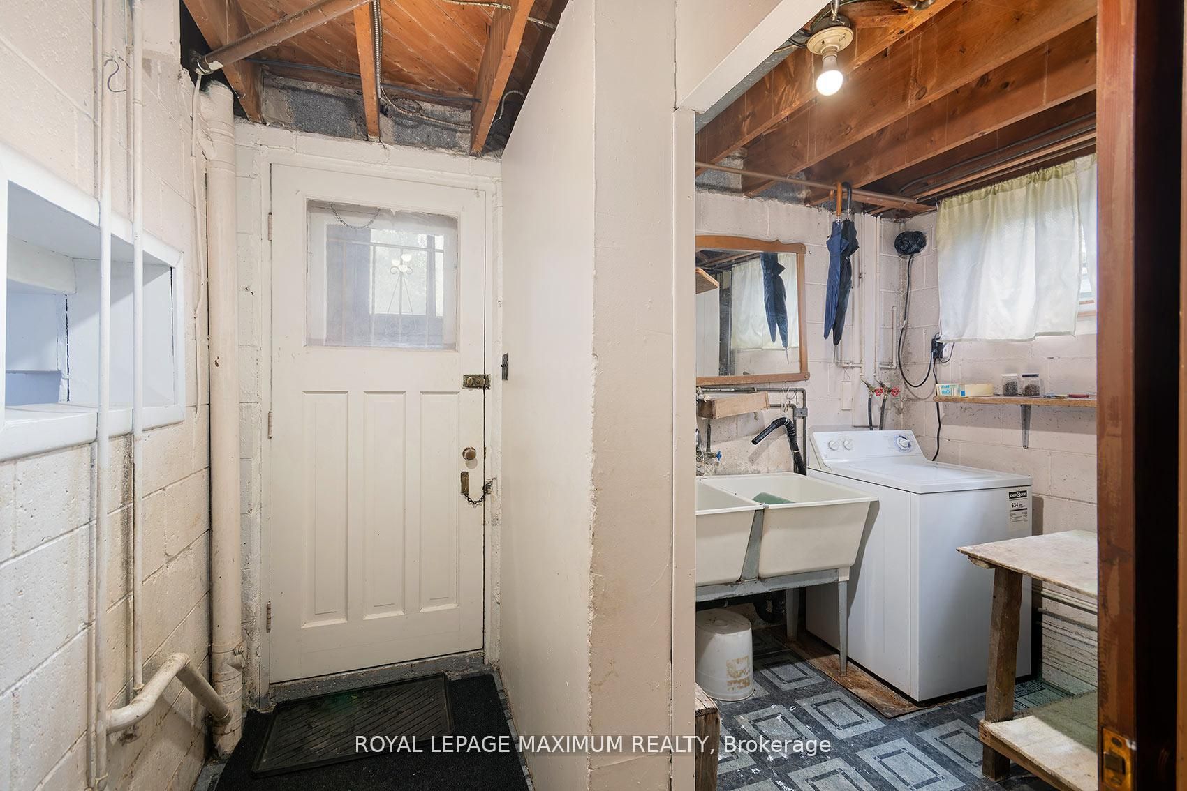 565 Pinegrove Road, Oakville, ON L6K 2C5