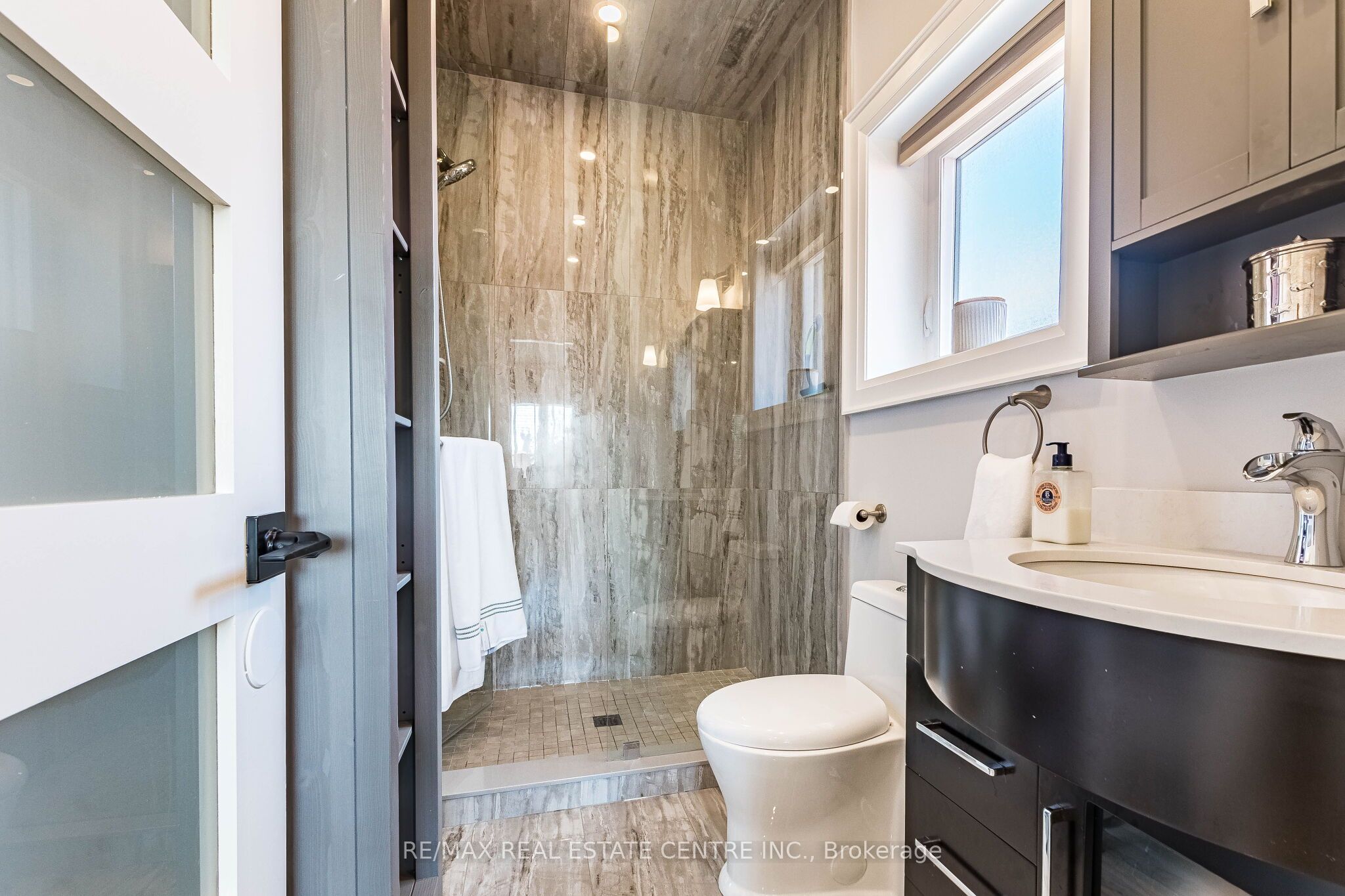 680 Bookham Crescent NW, Mississauga, ON L4Z 1T9