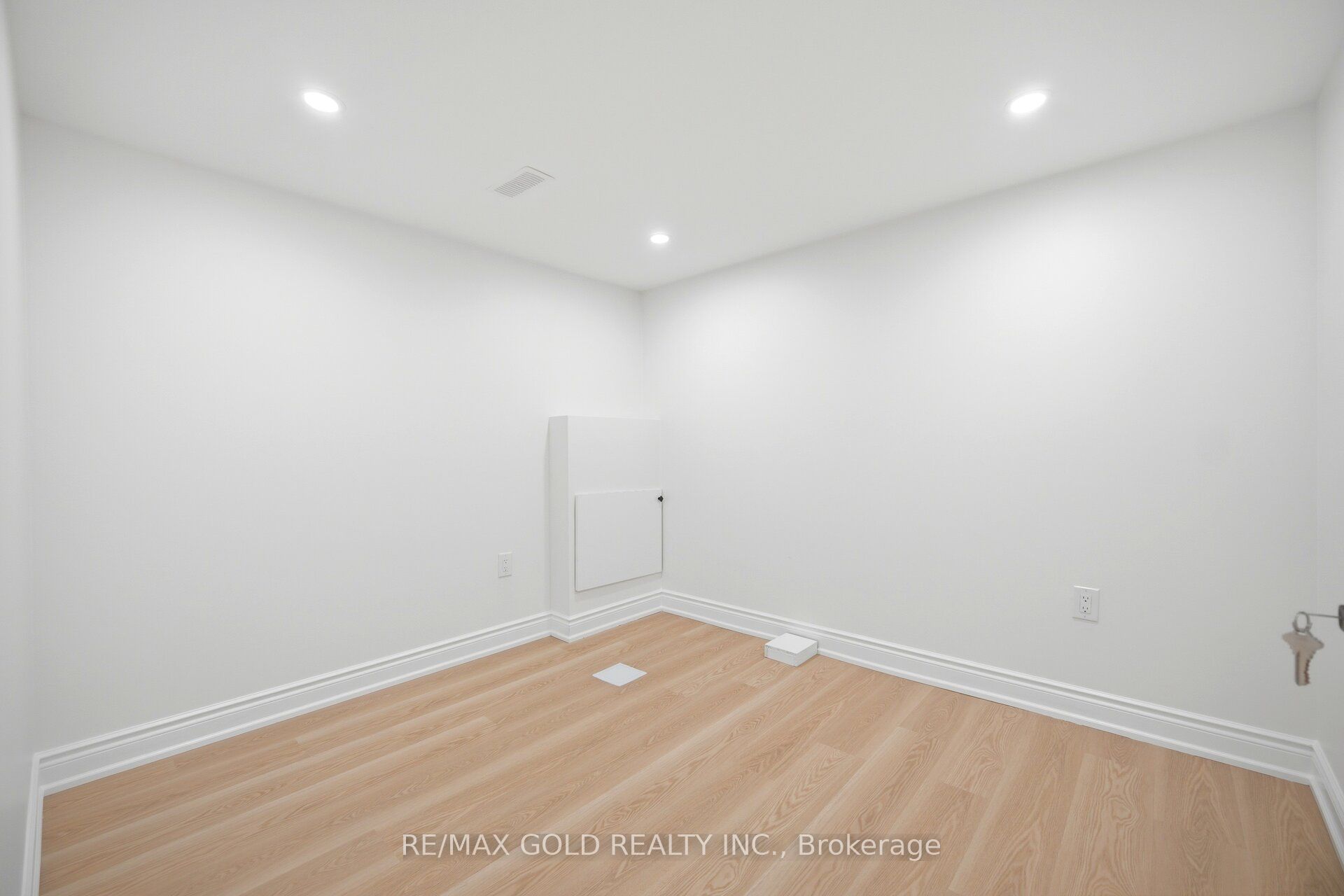 8 Athlone Avenue, Brampton, ON L6T 2N7