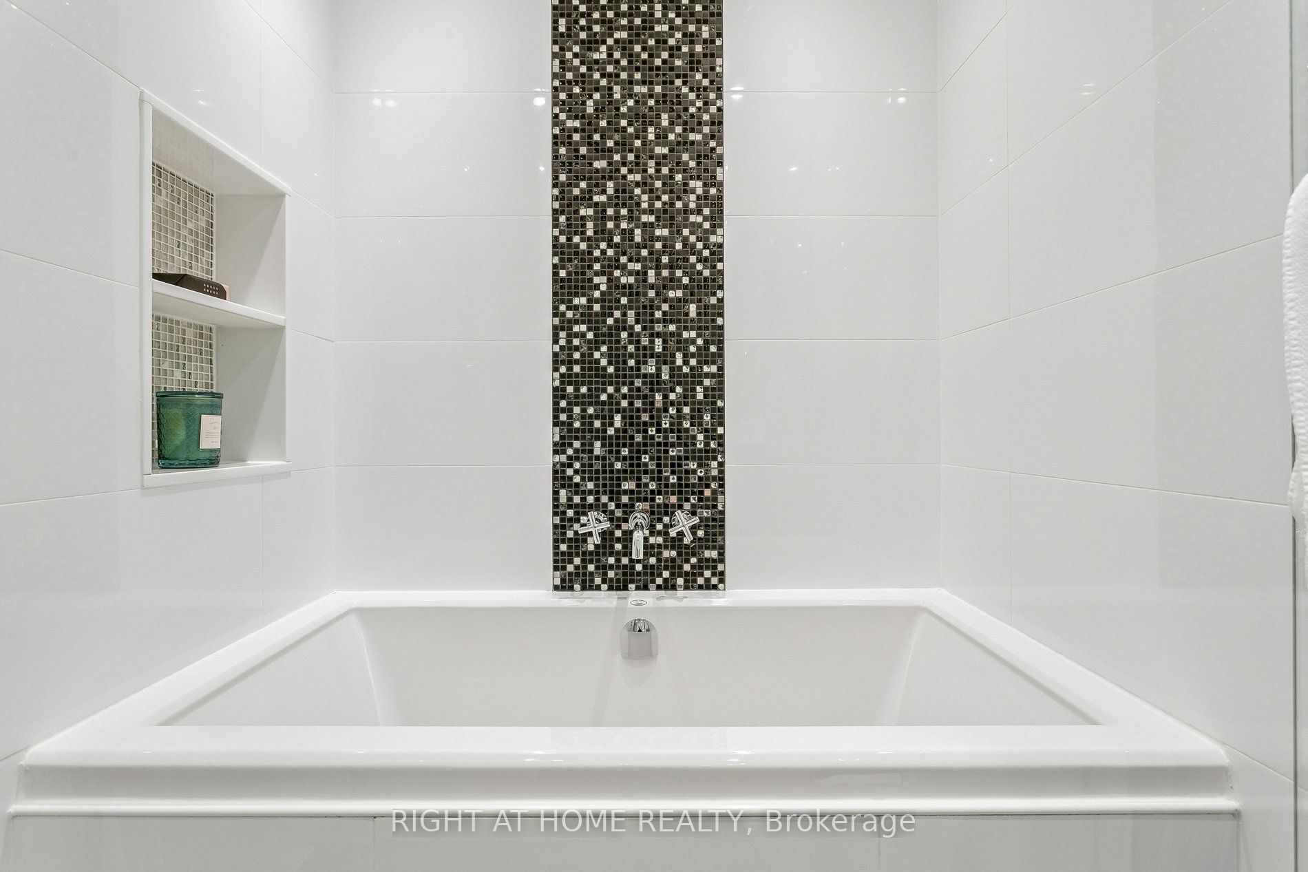 1265 Woodhill Court, Mississauga, ON L5E 3H2