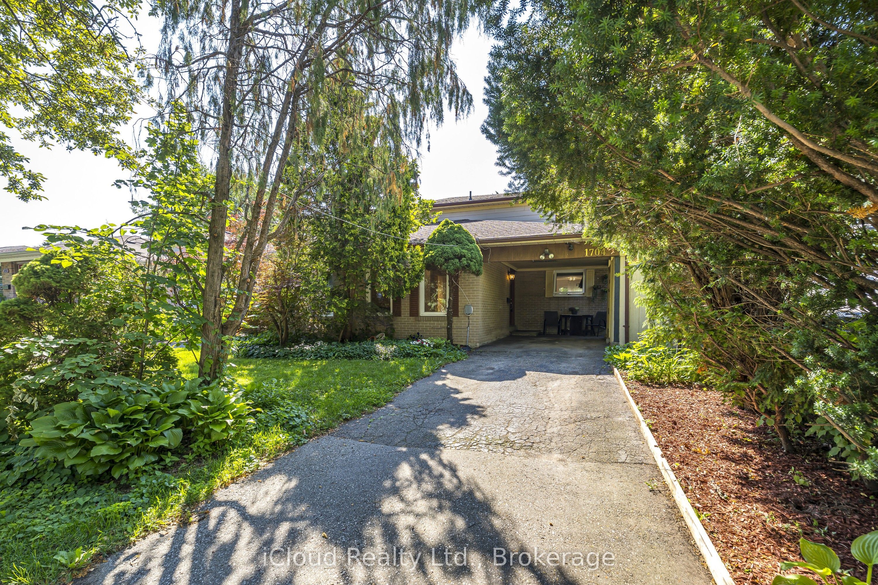 1704 Oberon Crescent, Mississauga, ON L4X 2K8