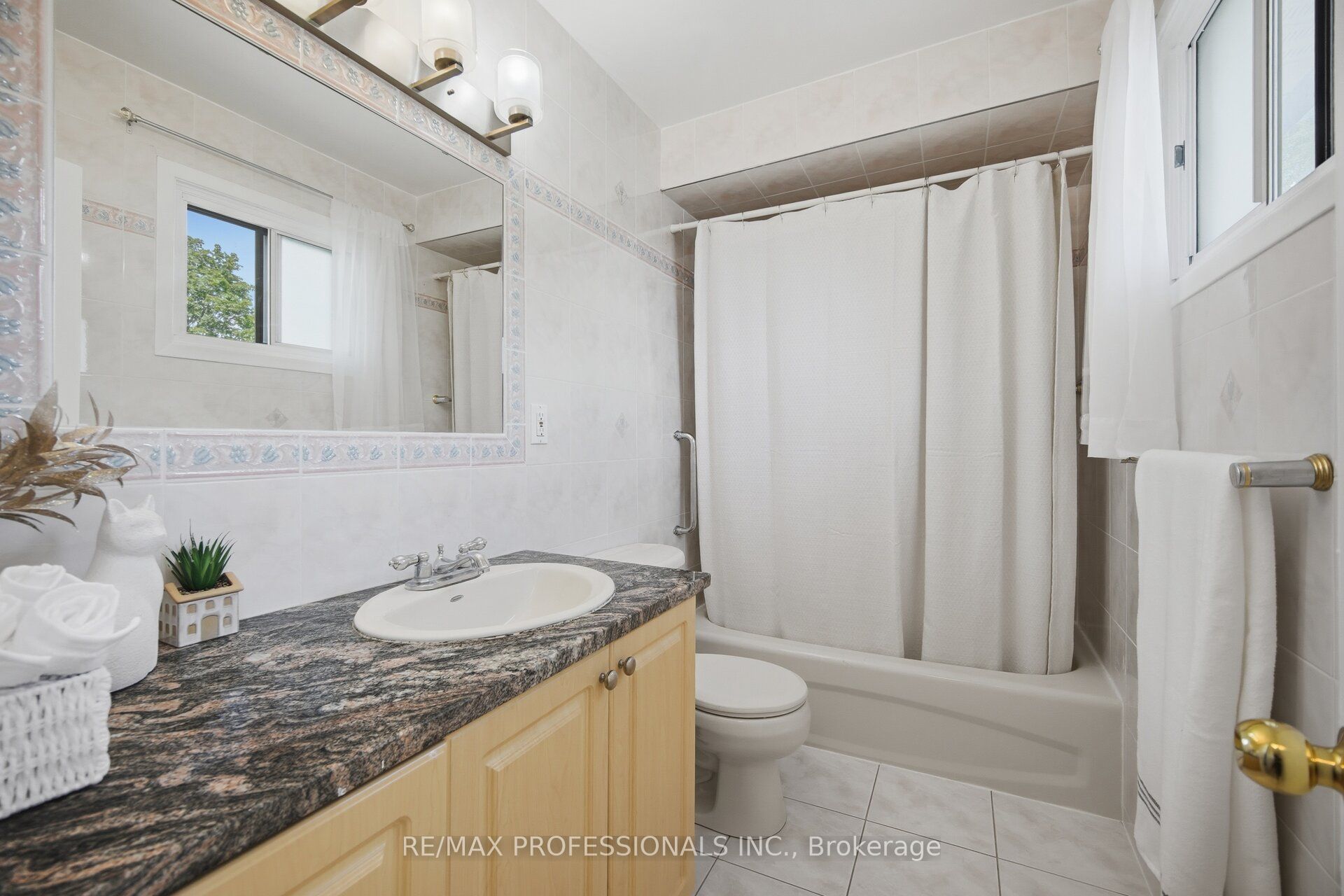 74 Ringway Crescent, Toronto, ON M9W 1X4