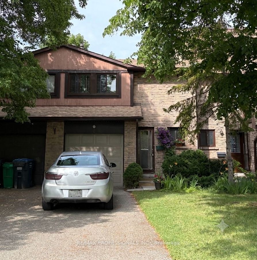 3345 Silverado Drive #2, Mississauga, ON L5A 2V1