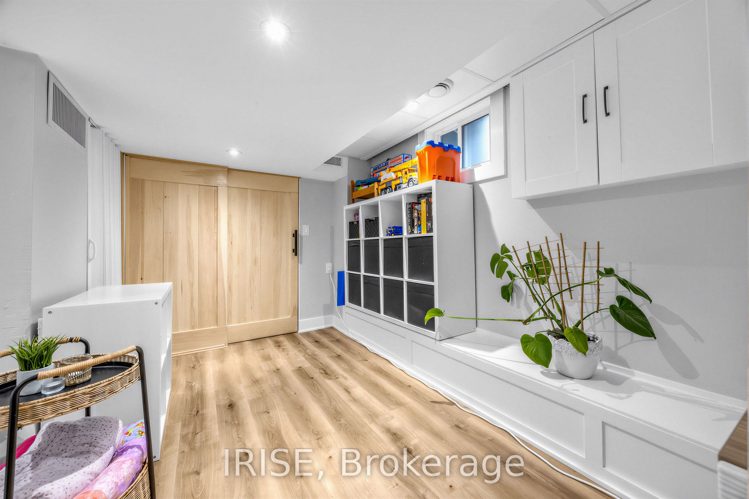 2 Beechwood Avenue, Toronto, ON M6N 4T1