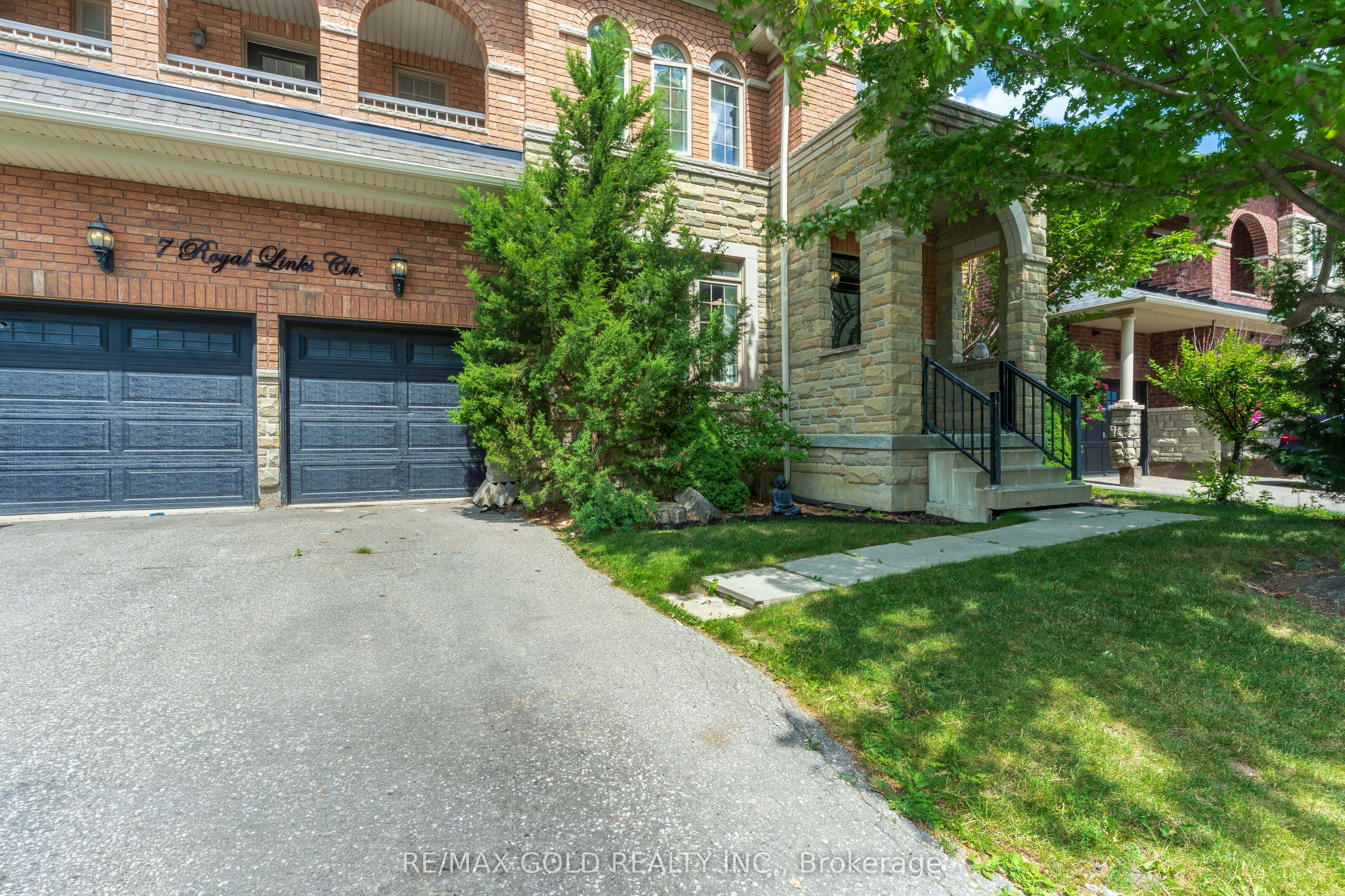7 Royal Links Circle, Brampton, ON L6P 2W9