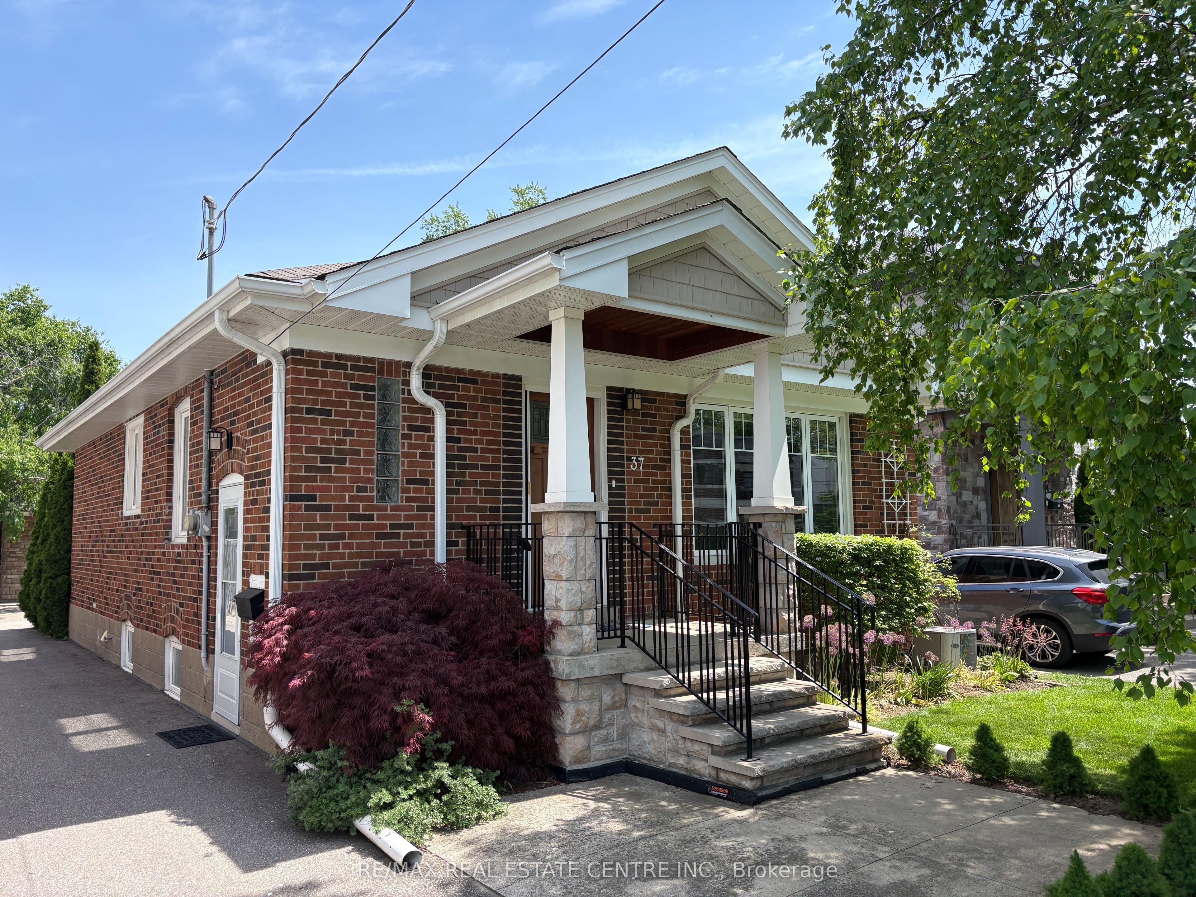 37 Maple Avenue N, Mississauga, ON L5H 2R9