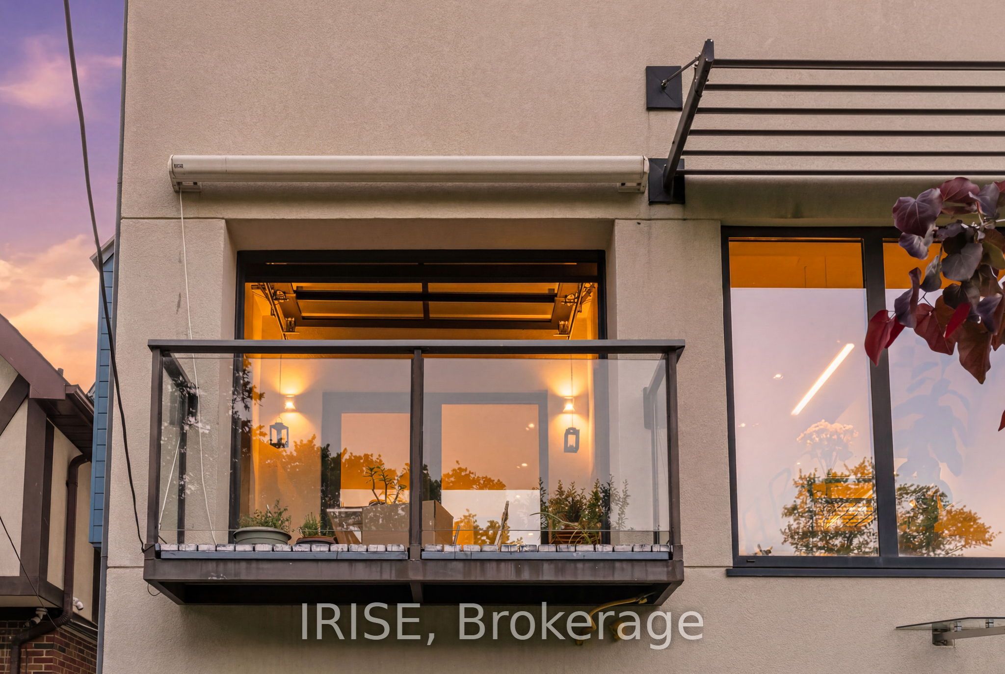 29 Ash Crescent, Toronto, ON M8W 1E4