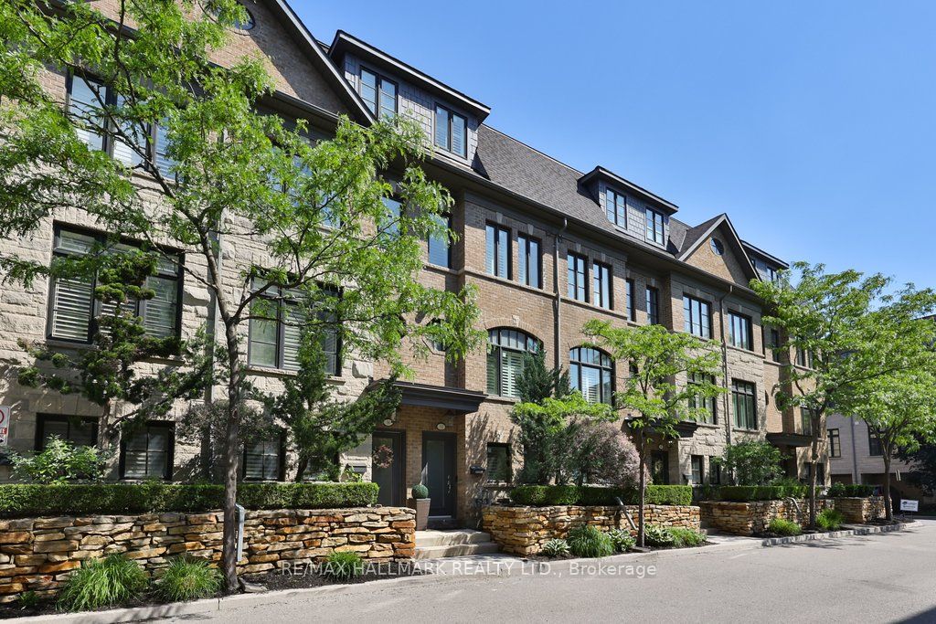 32 Lobo Mews, Toronto, ON M8Z 0B1