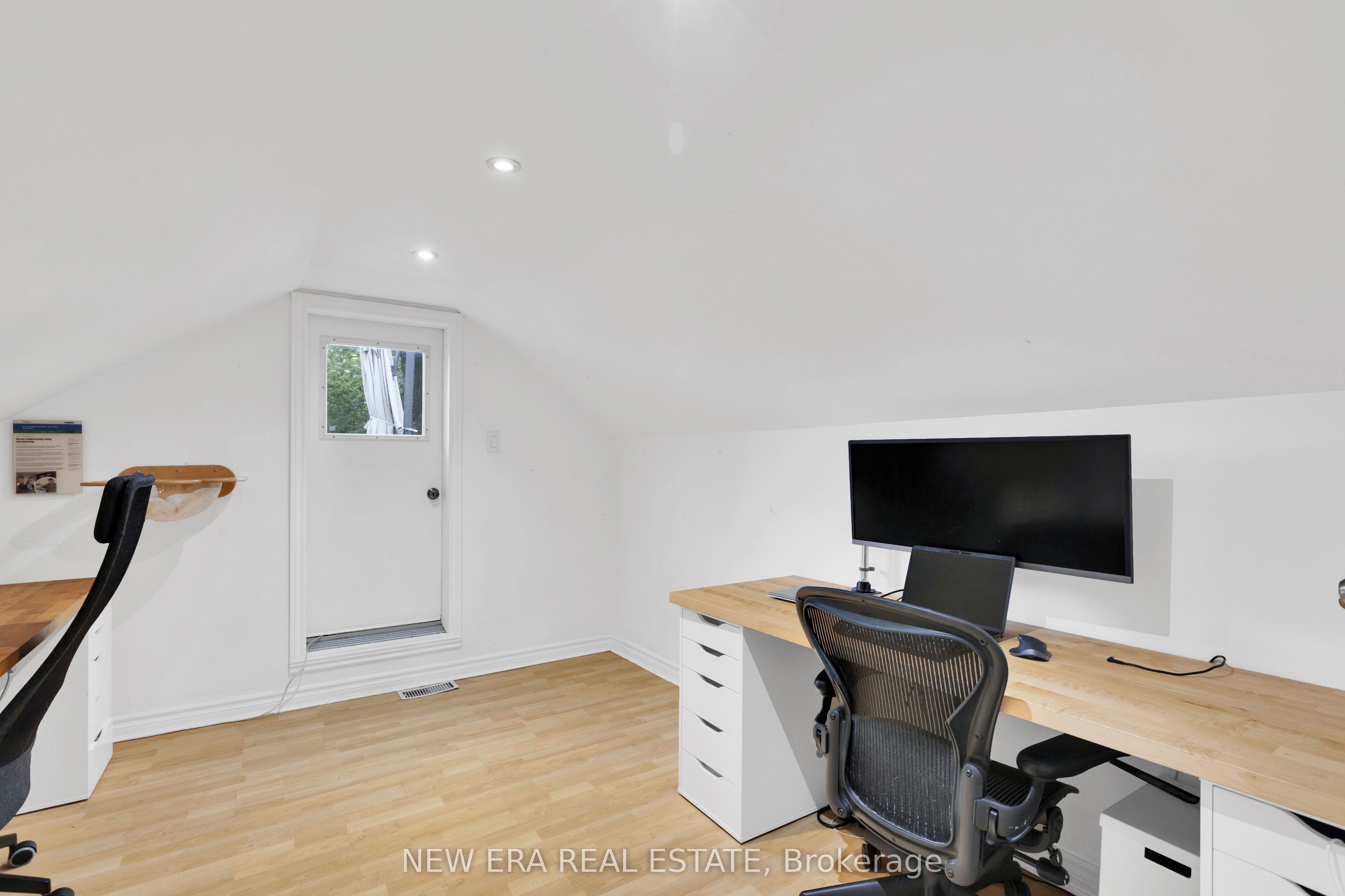 2 Foch Avenue, Toronto, ON M8W 3W8