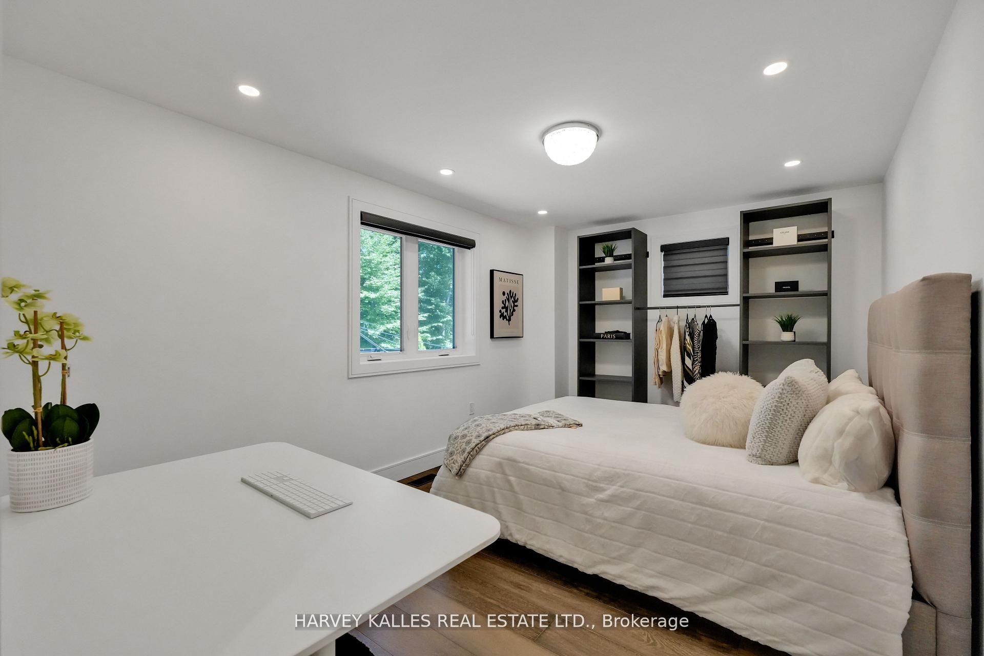 8 Circle Ridge, Toronto, ON M6L 2H6