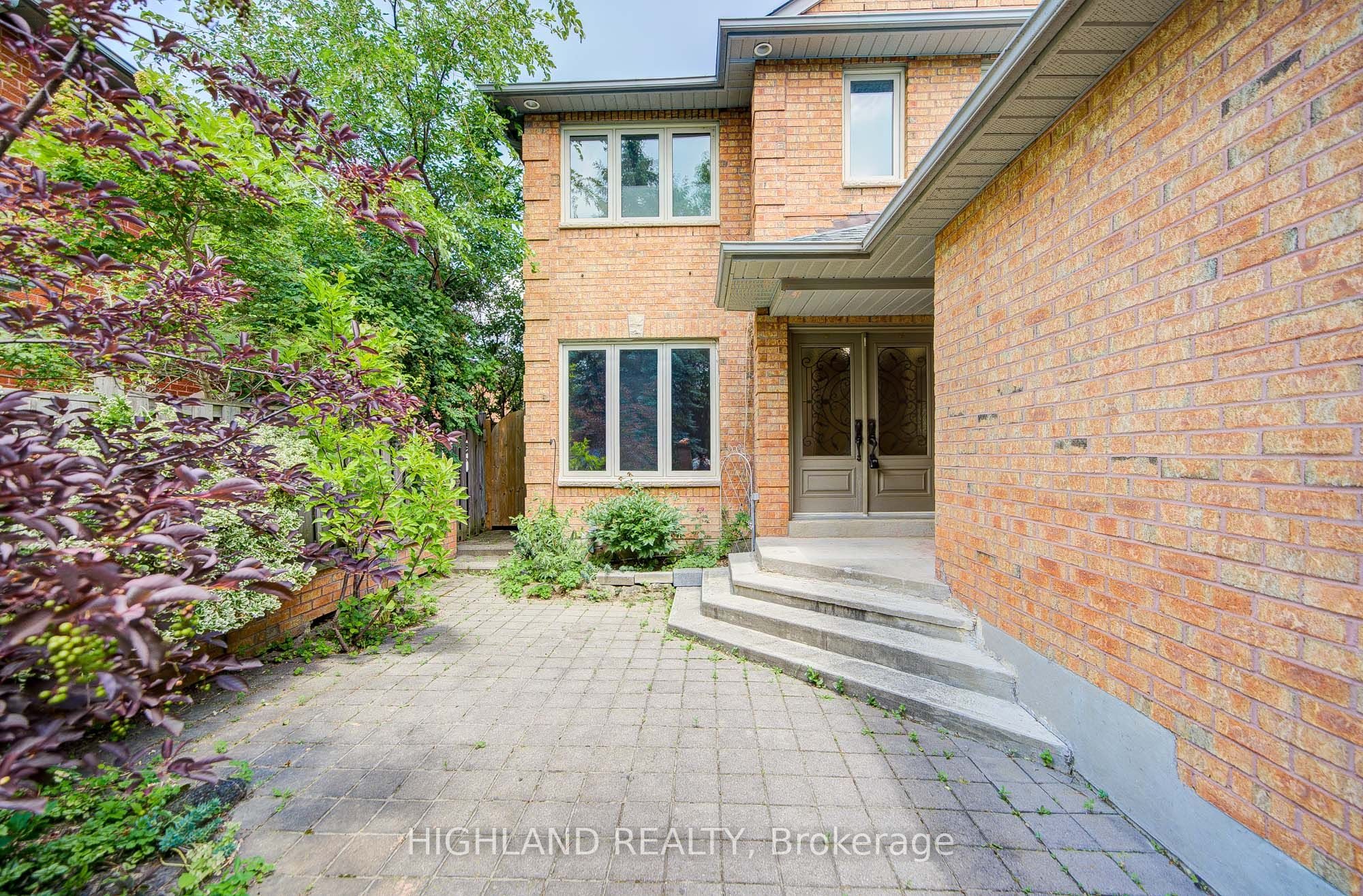 4369 Spinningdale Court, Mississauga, ON L5M 3J9