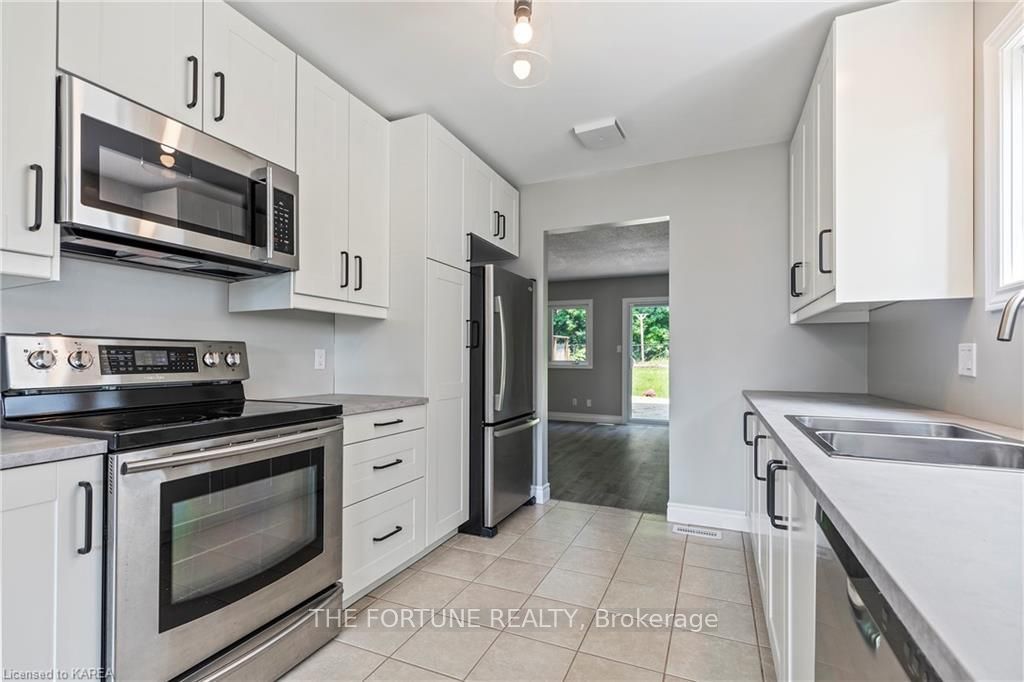 293 Grandtrunk Avenue E, Kingston, ON K7M 9E2