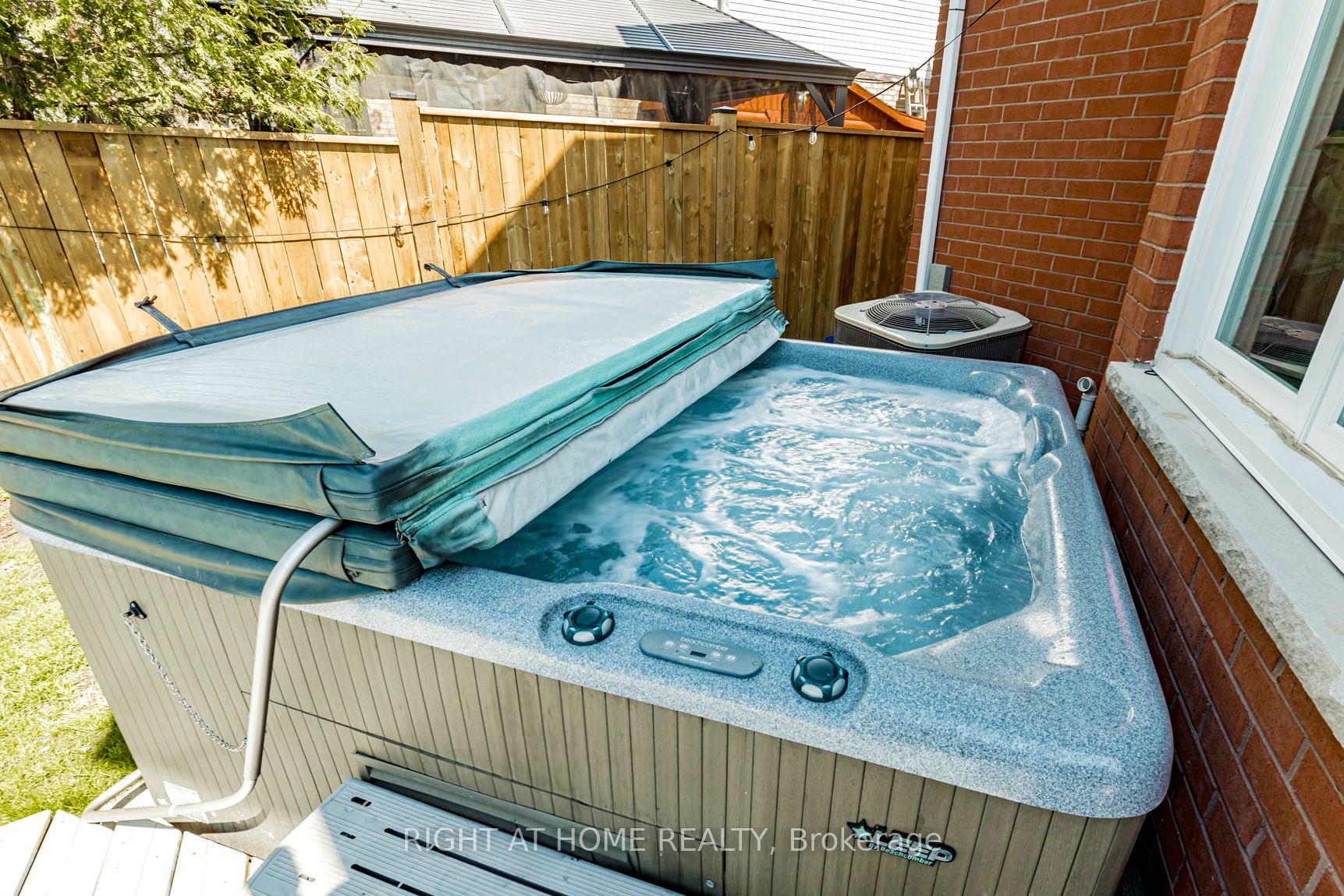 33 Meaghan Street, Hamilton, ON L8B 0H5