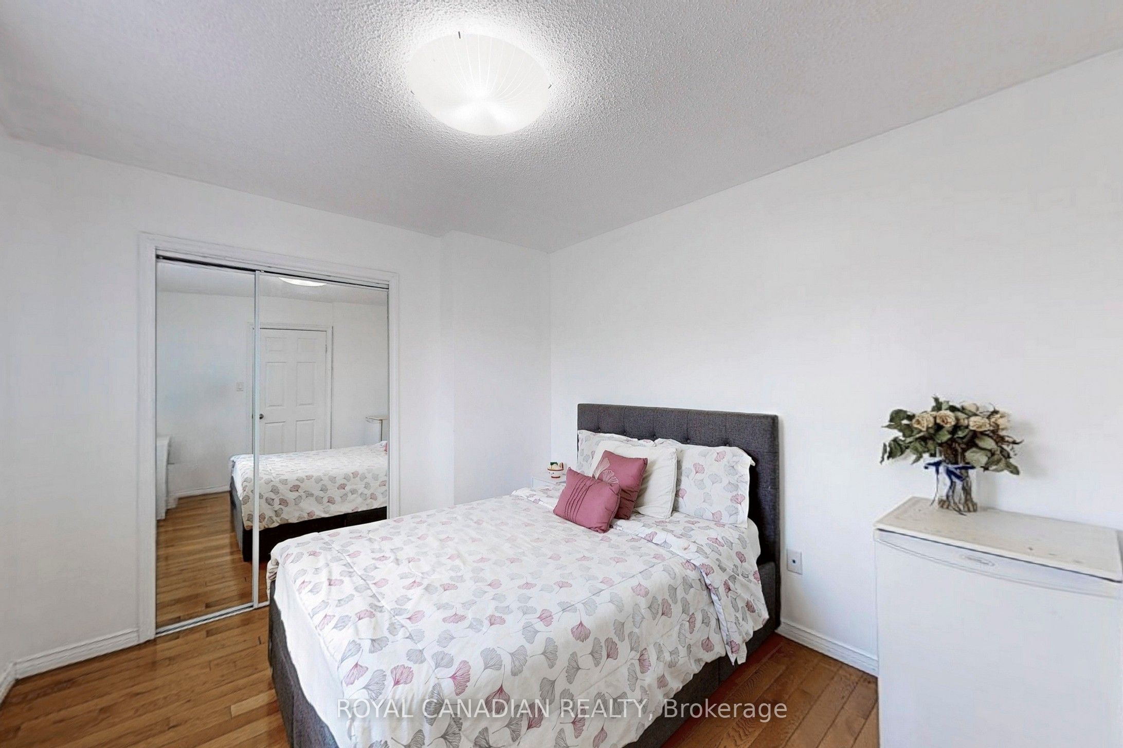 18 Millpond Place, Hamilton, ON L8W 2W7