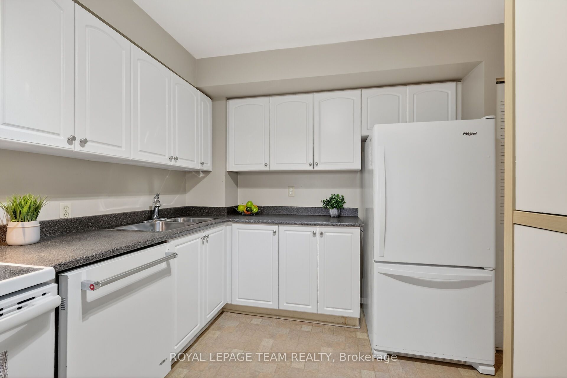 2760 Carousel Crescent 501, Blossom Park - Airport and Area, ON K1T 2N4