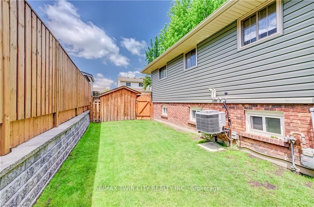 3 PARKLAND Crescent, Kitchener, ON N2N 1R5