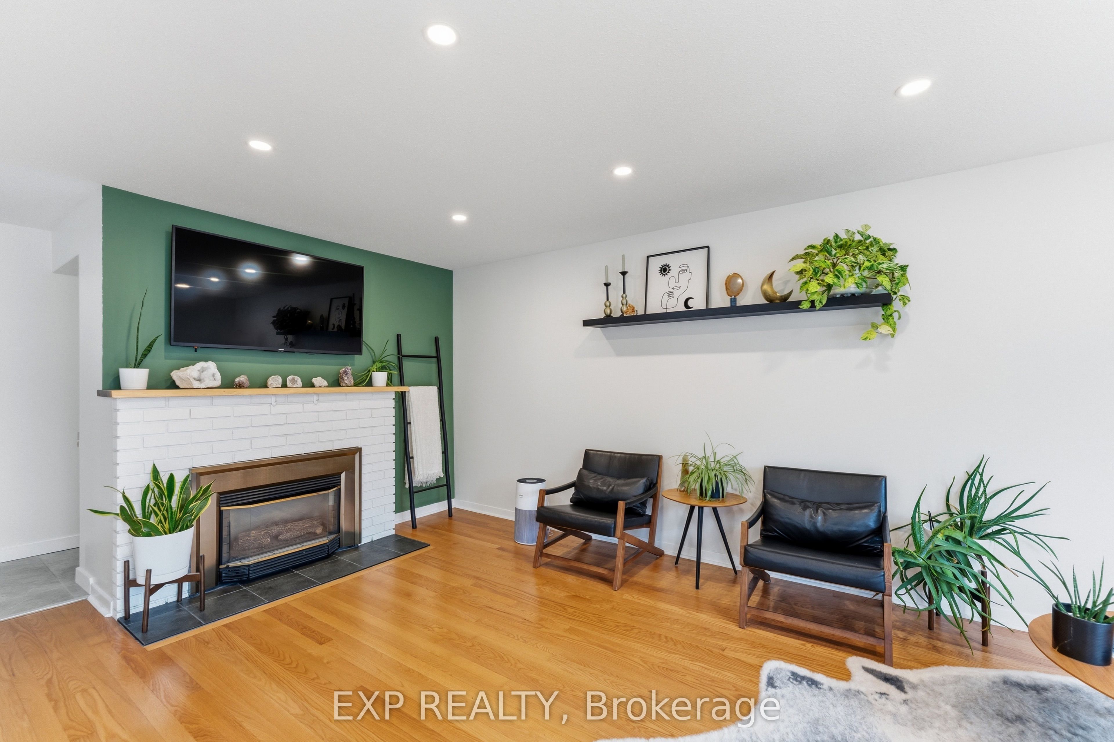 15 Newbury Avenue, Cityview - Parkwoods Hills - Rideau Shore, ON K2E 6K7