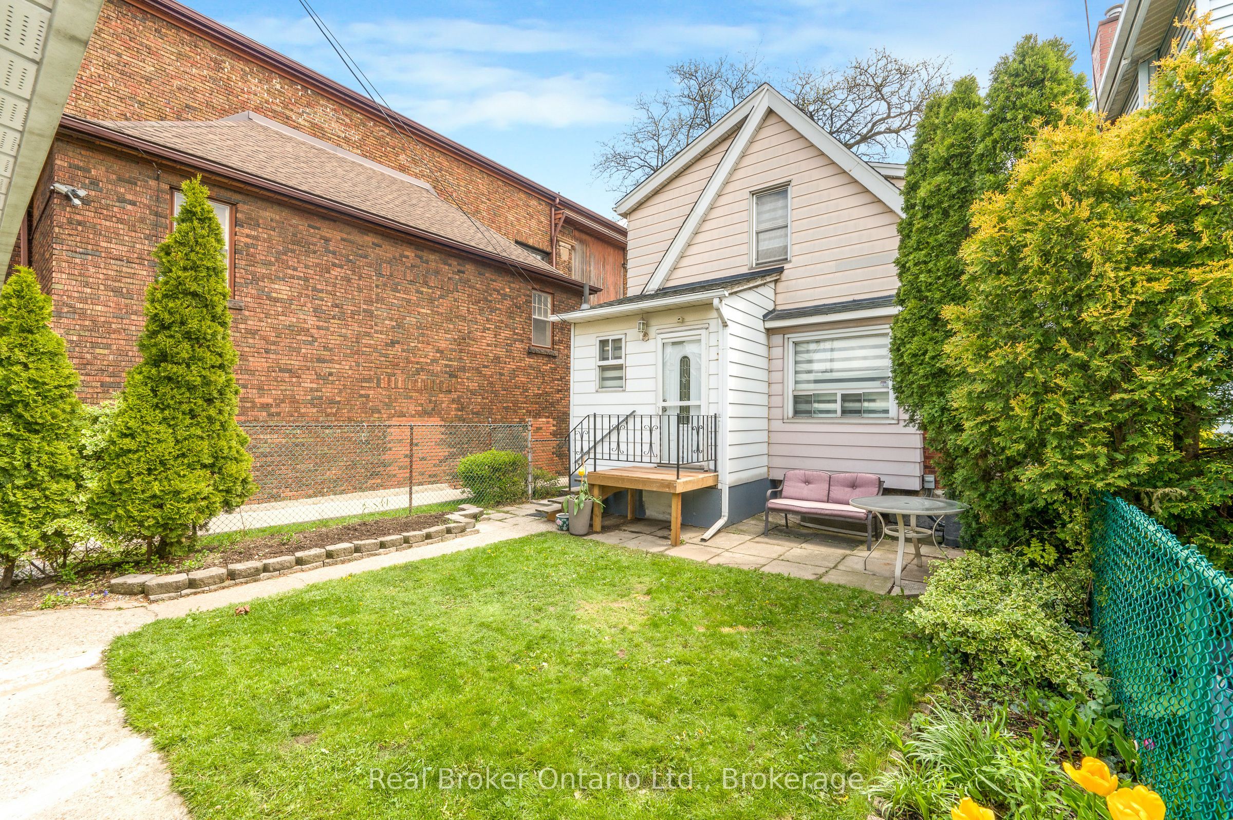 153 Gage Avenue N, Hamilton, ON L8L 7A3
