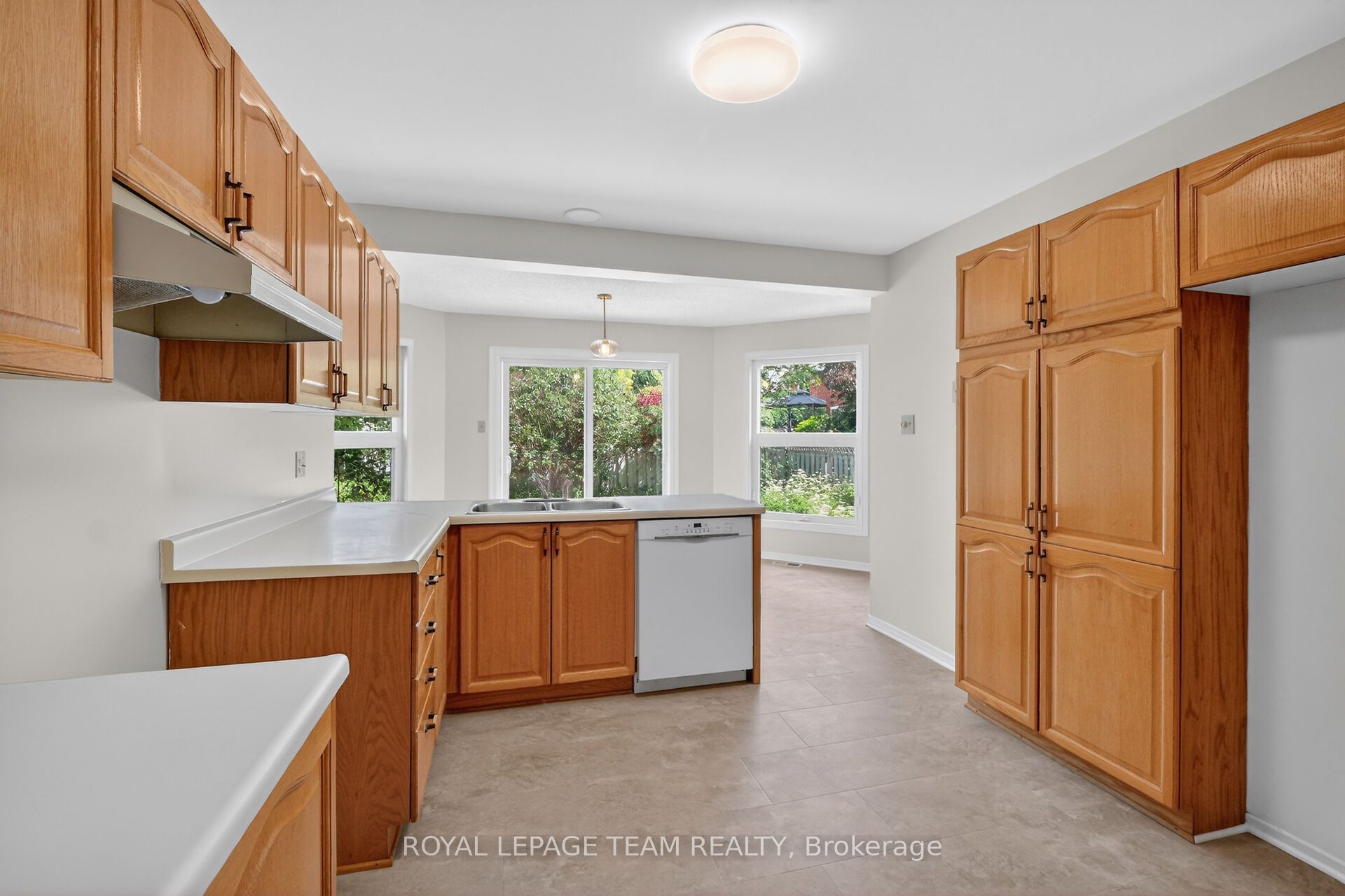 6 Shetland Way, Kanata, ON K2M 1P5