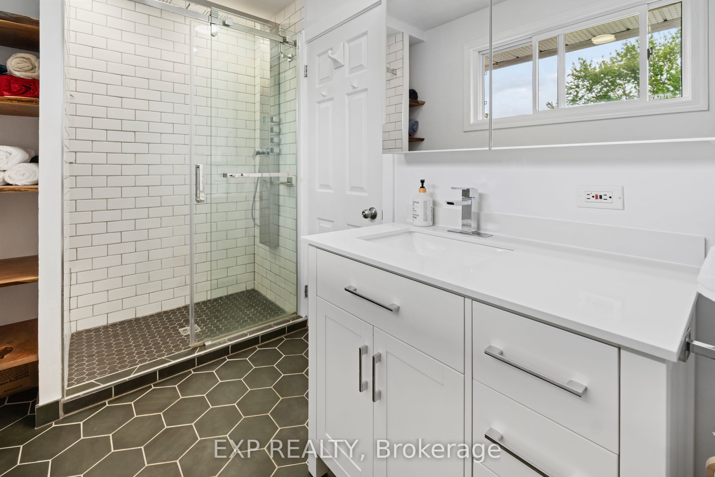 2061 Balharrie Avenue, Elmvale Acres and Area, ON K1G 1G2