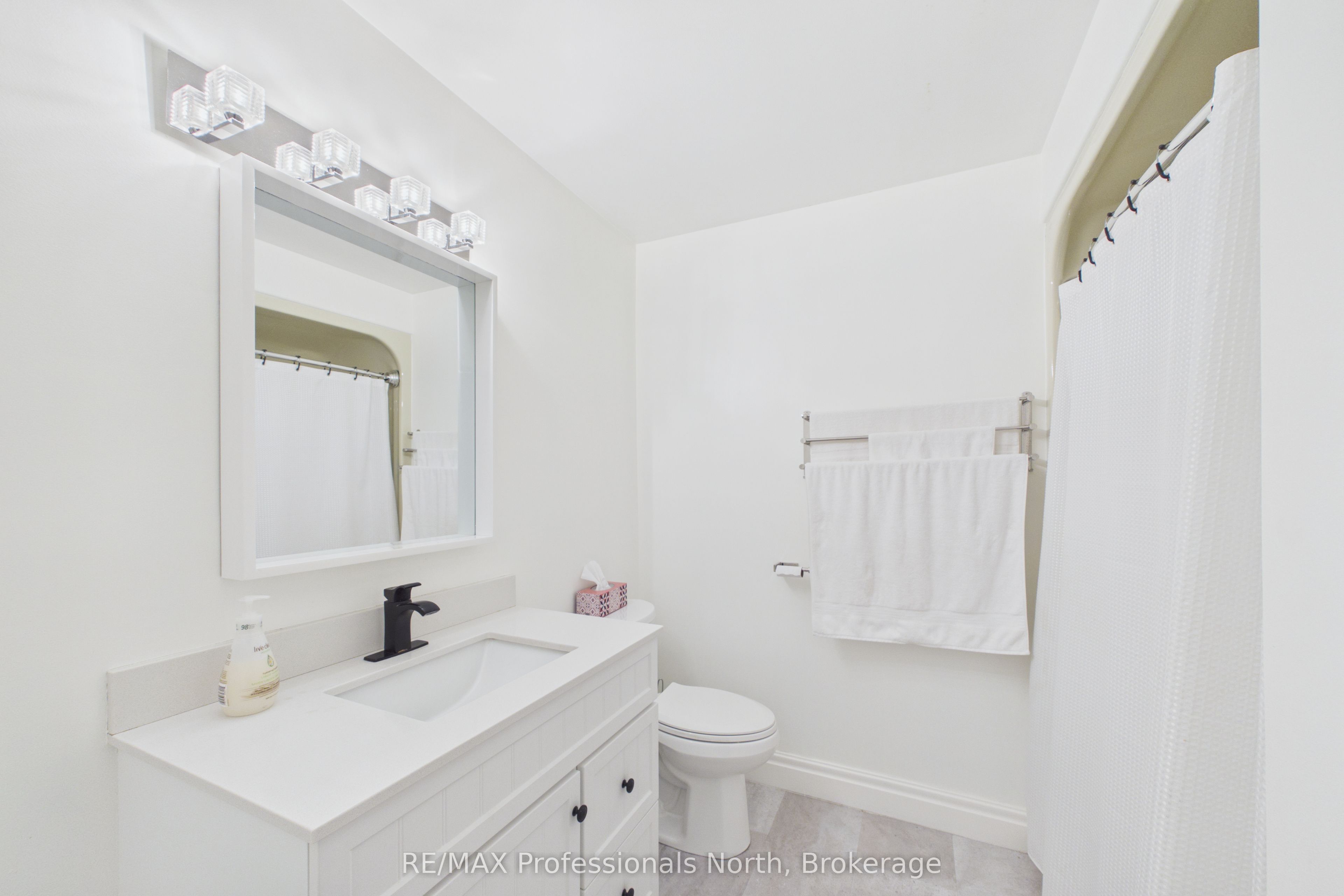 1196 Ravenscliffe Road, Huntsville, ON P1H 2N5