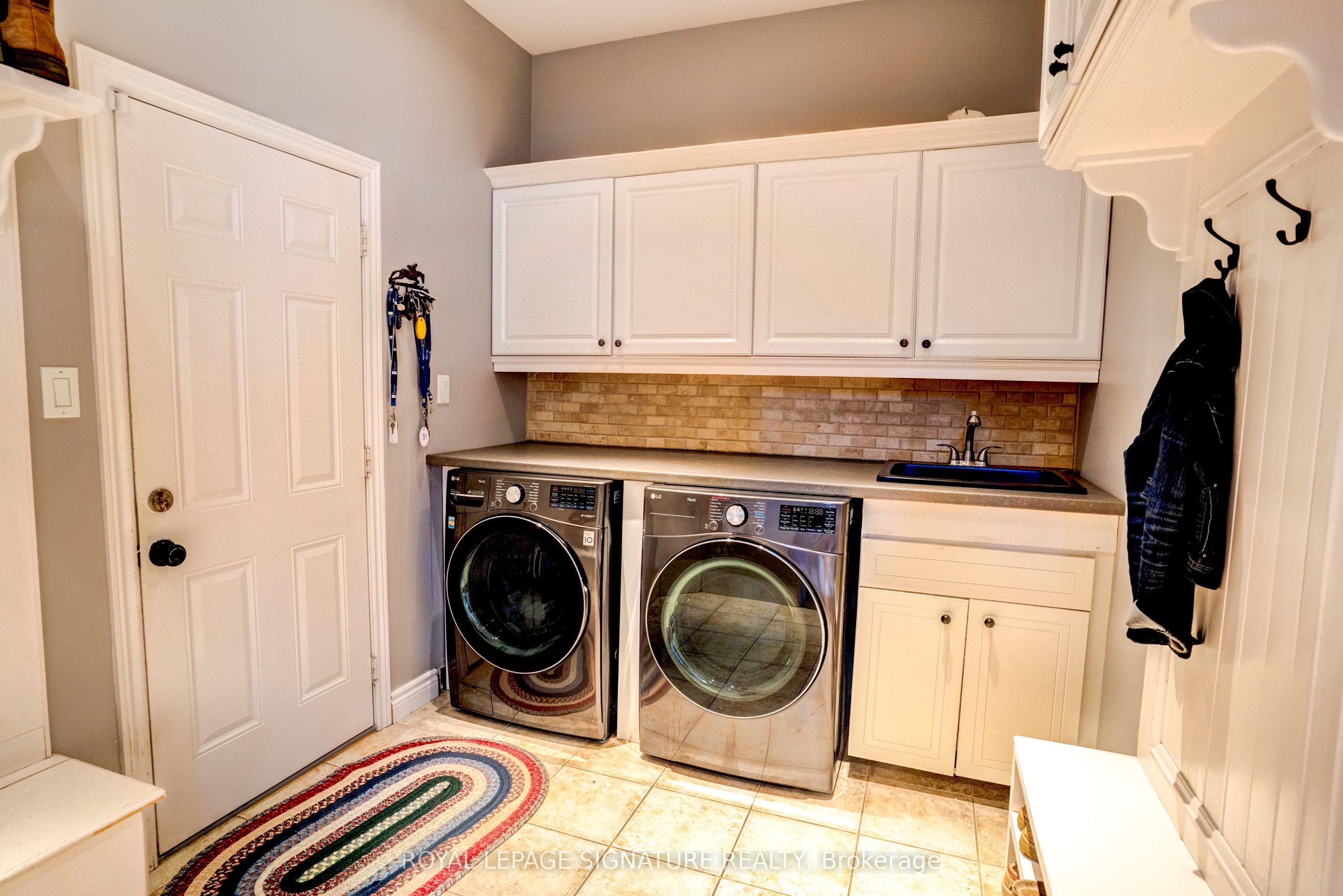 27 Leenders Lane, Erin, ON N0B 1T0
