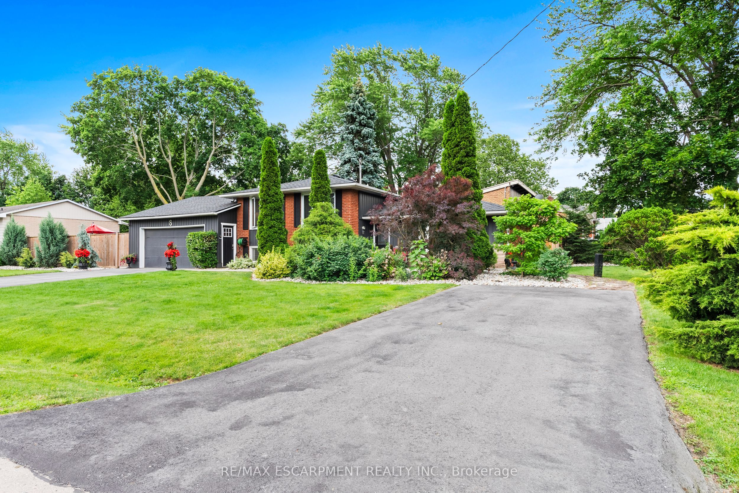 8 BENDAMERE Drive, Grimsby, ON L3M 2N3