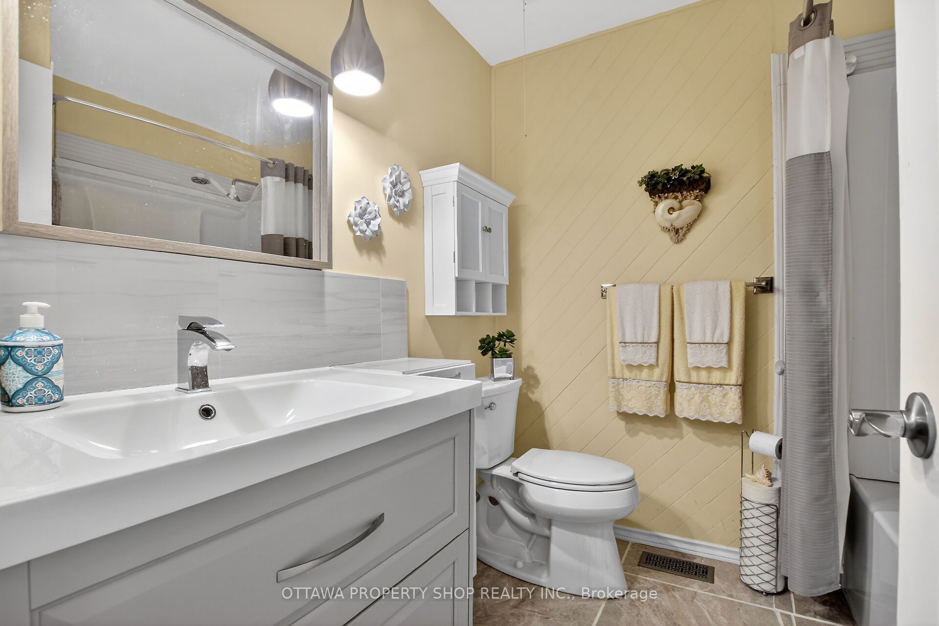 49 Country Lane, Kanata, ON K2L 1H9