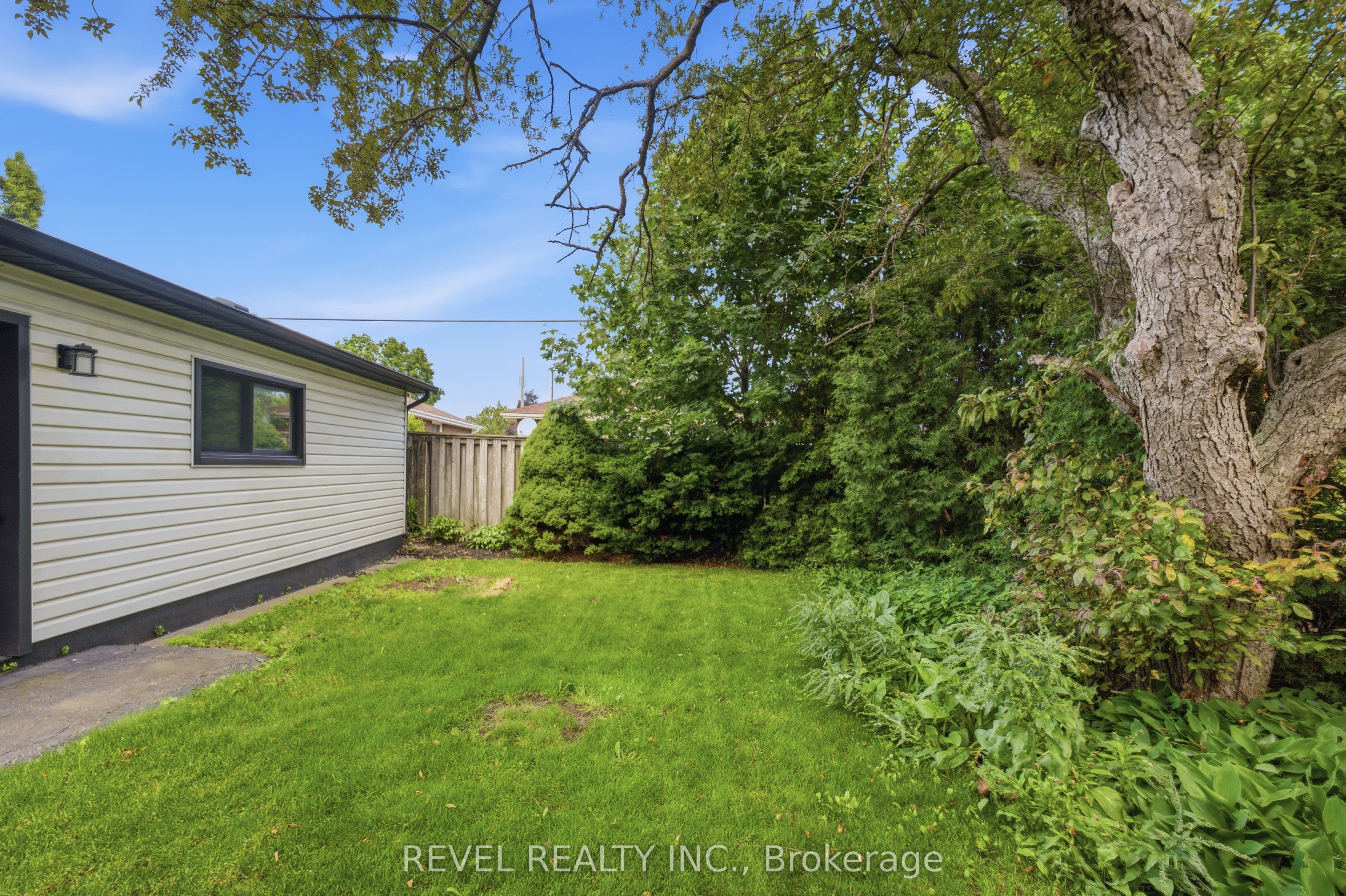 1141 Mohawk Road E, Hamilton, ON L8T 2S4