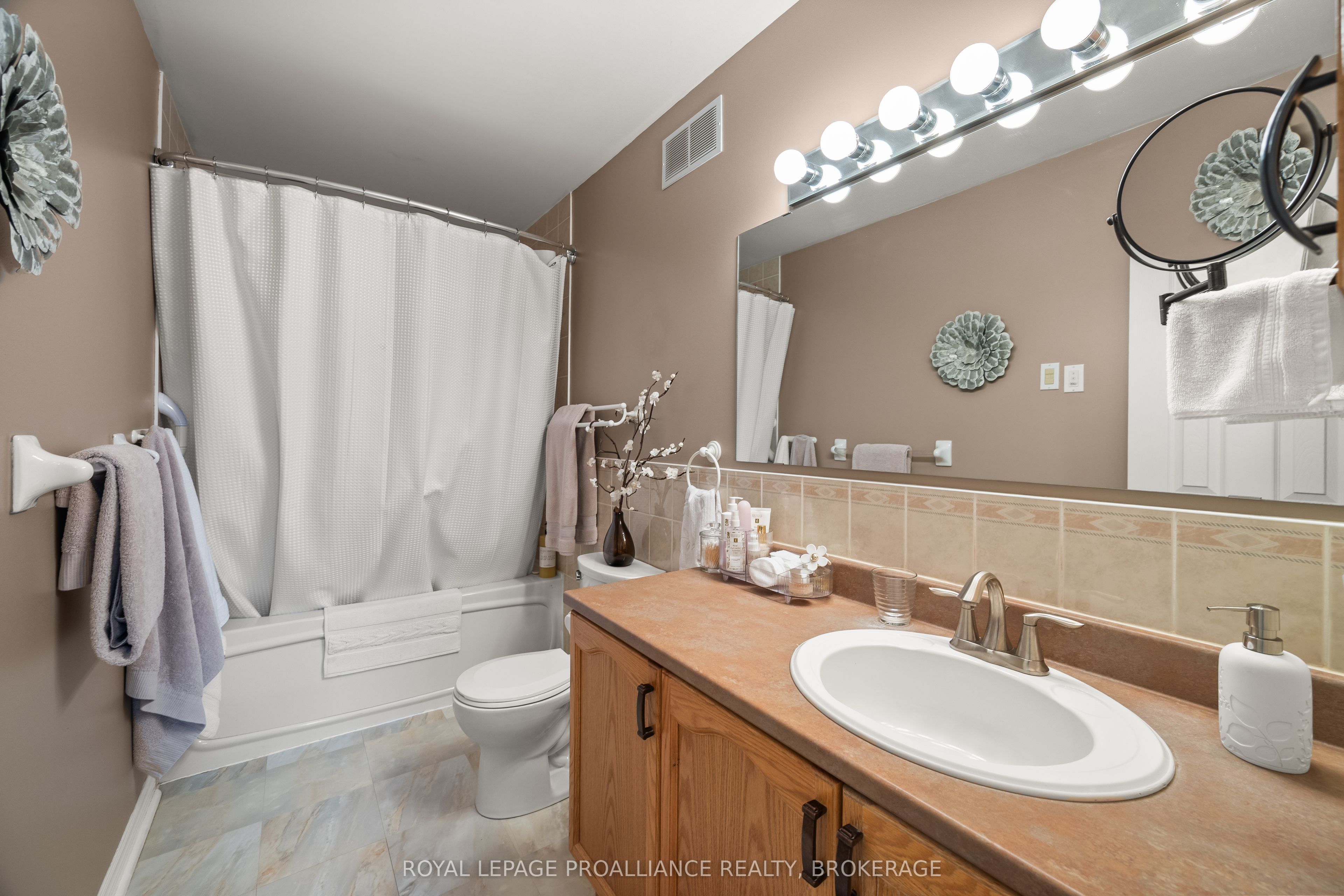 954 Rainbow Crescent, Kingston, ON K7K 7J2