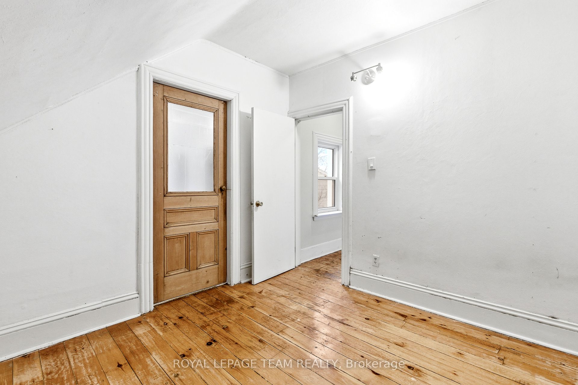 910 Pinecrest Road, Britannia Heights - Queensway Terrace N and Area, ON K2B 6B3
