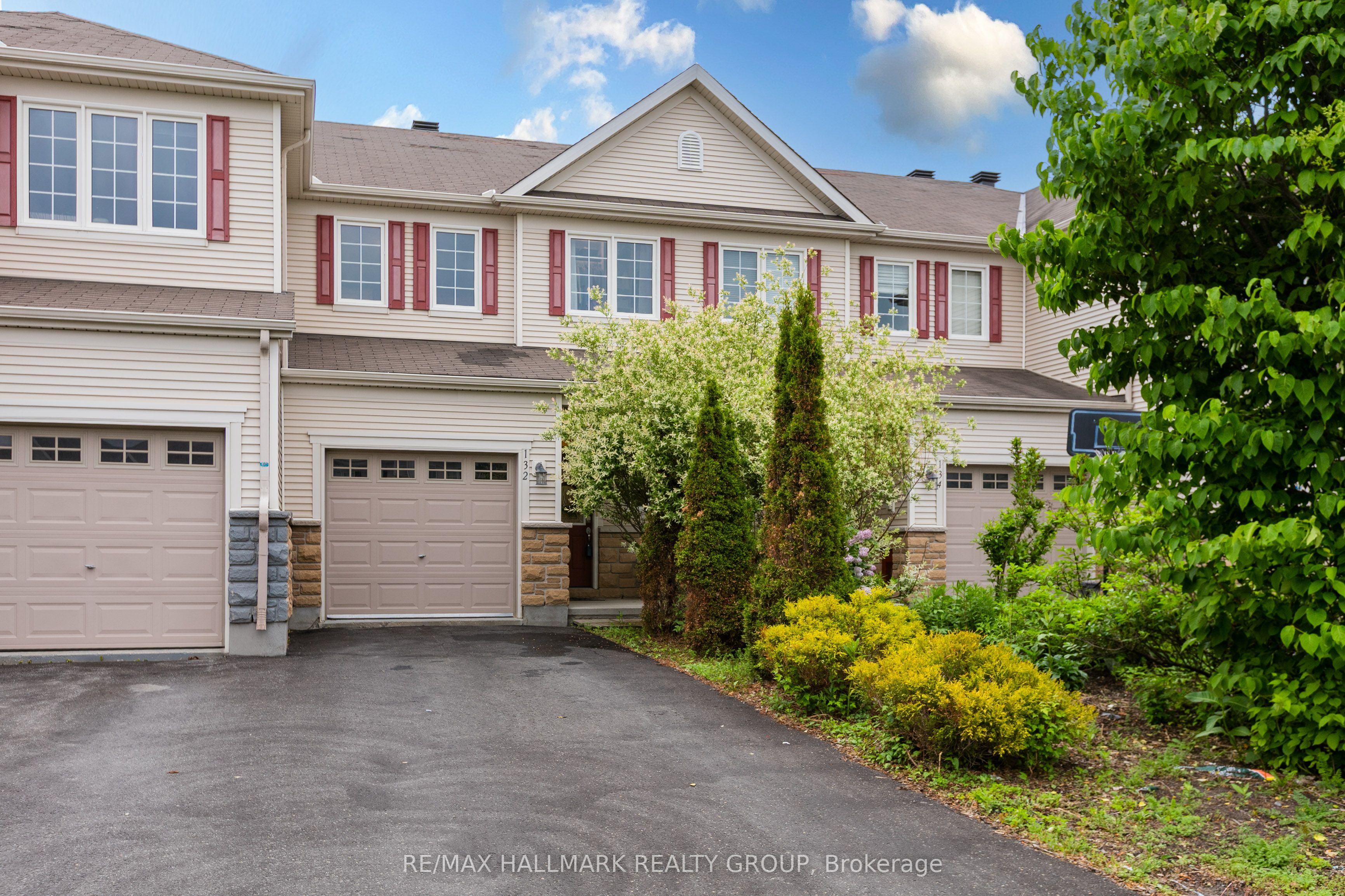 132 Laramie Crescent, Barrhaven, ON K2J 5Z8
