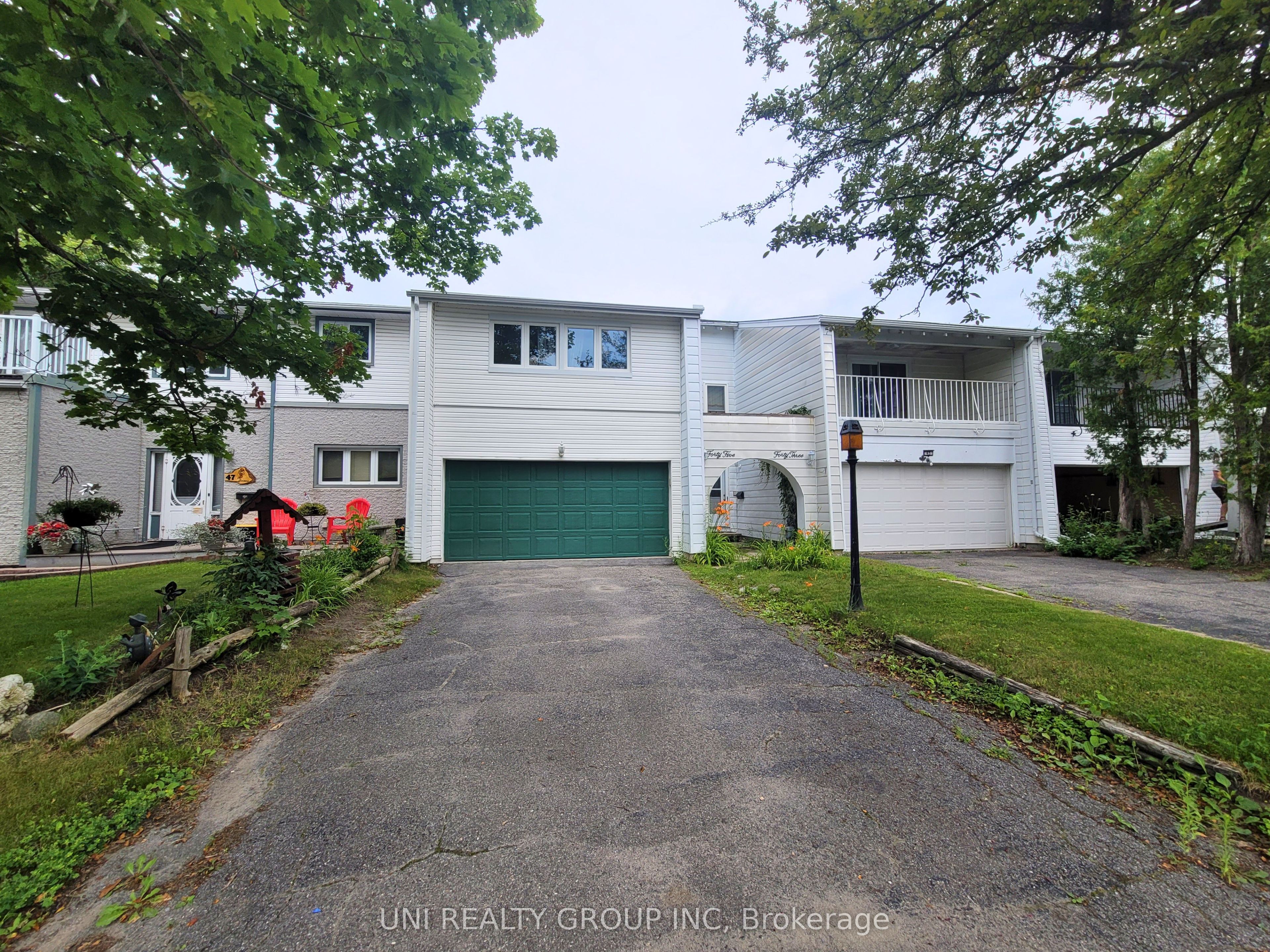 45 GRADY Crescent, South of Baseline to Knoxdale, ON K2H 5S2