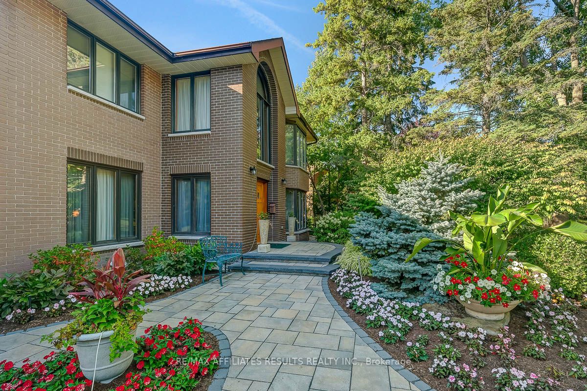 30 Pentland Crescent, Kanata, ON K2K 1V5