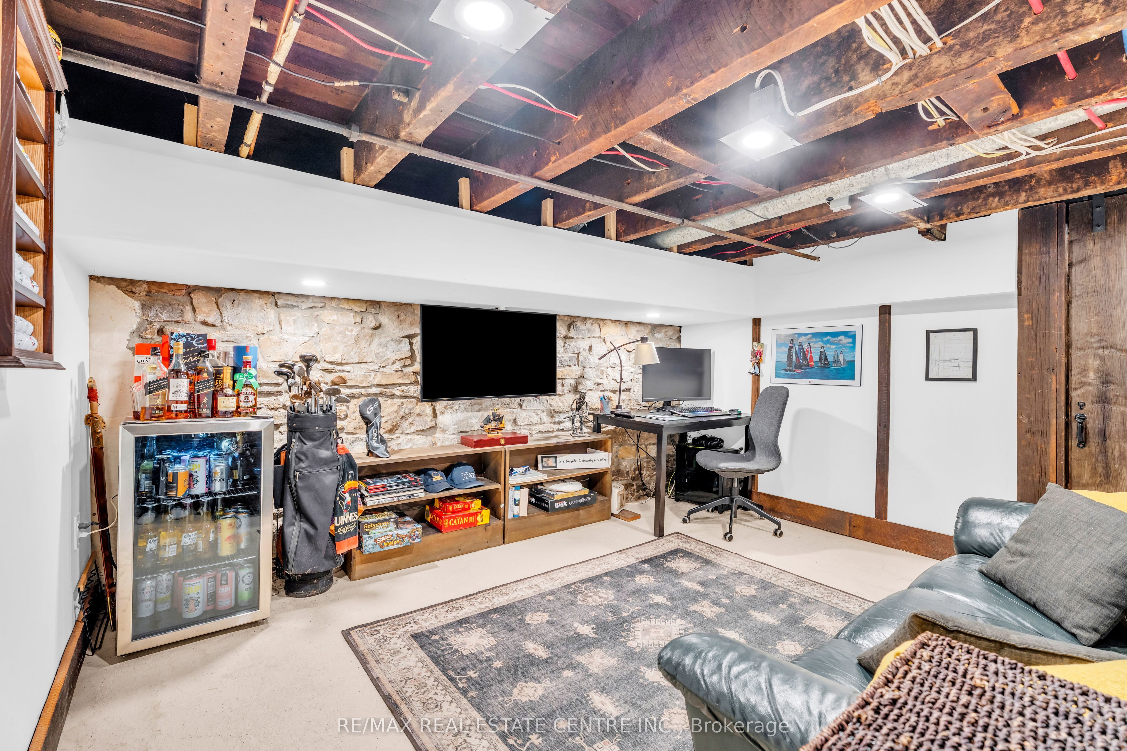 76 Pearl Street N, Hamilton, ON L8R 2Y9