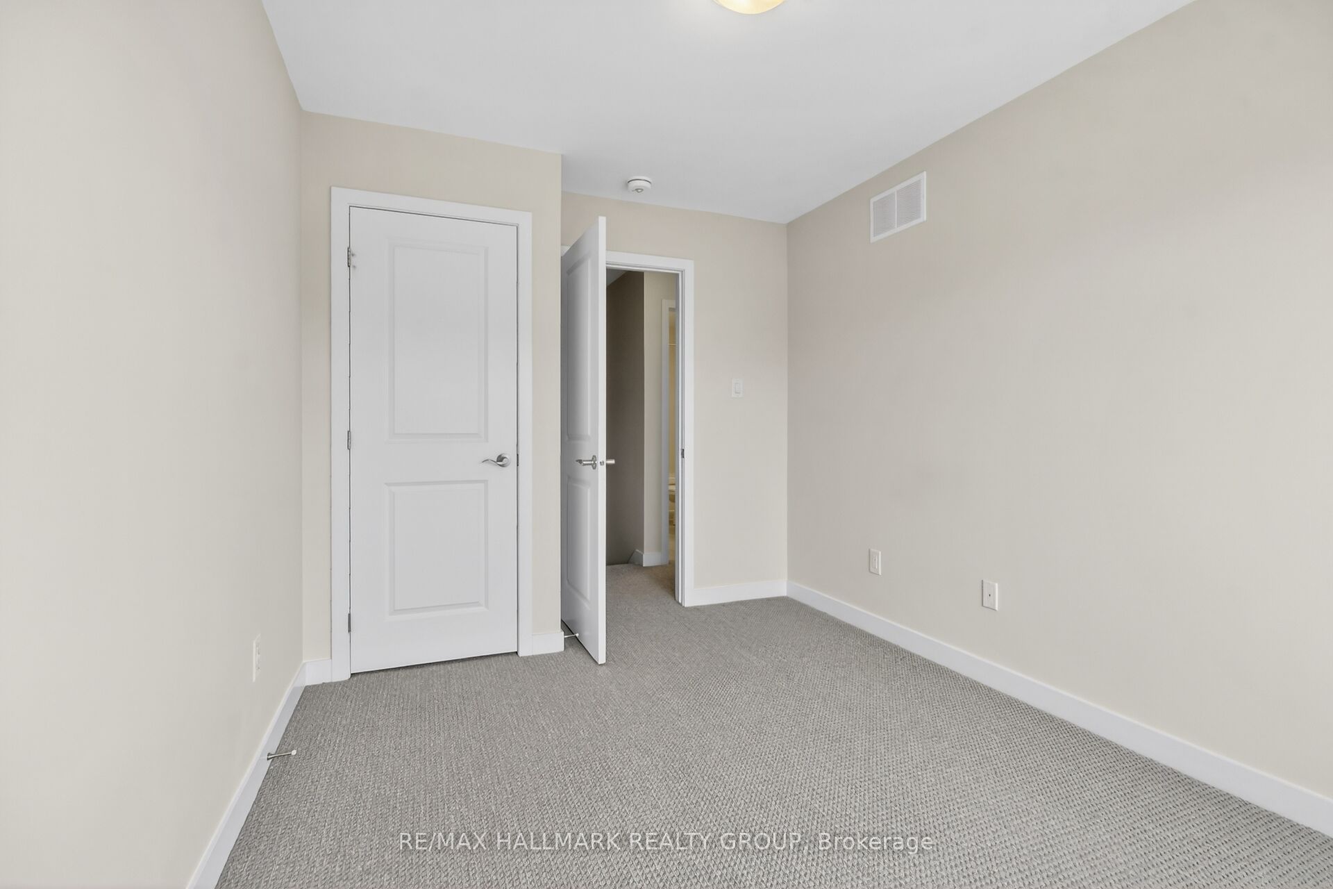 402 JEWELWING Private, Blossom Park - Airport and Area, ON K1X 0M7